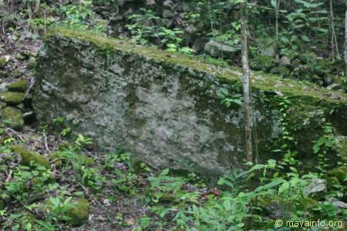 Stela at Nachtuun.