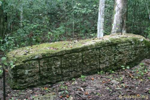 Stela at Nachtuun.