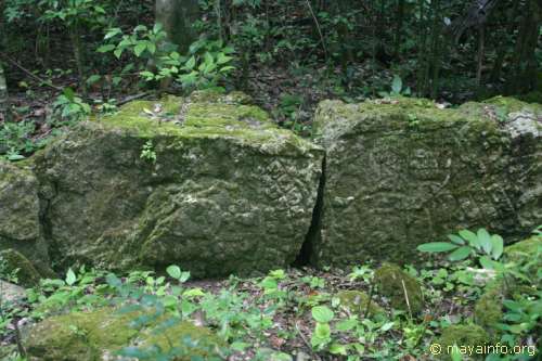 Stela at Nachtuun.