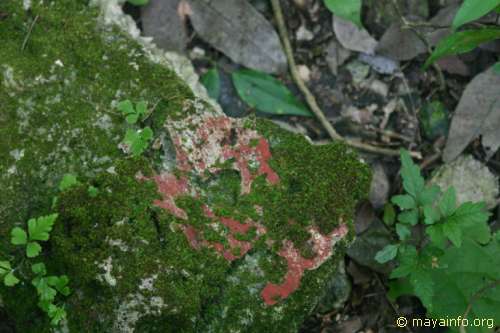Red paint on wall fragment at Nachtuun.